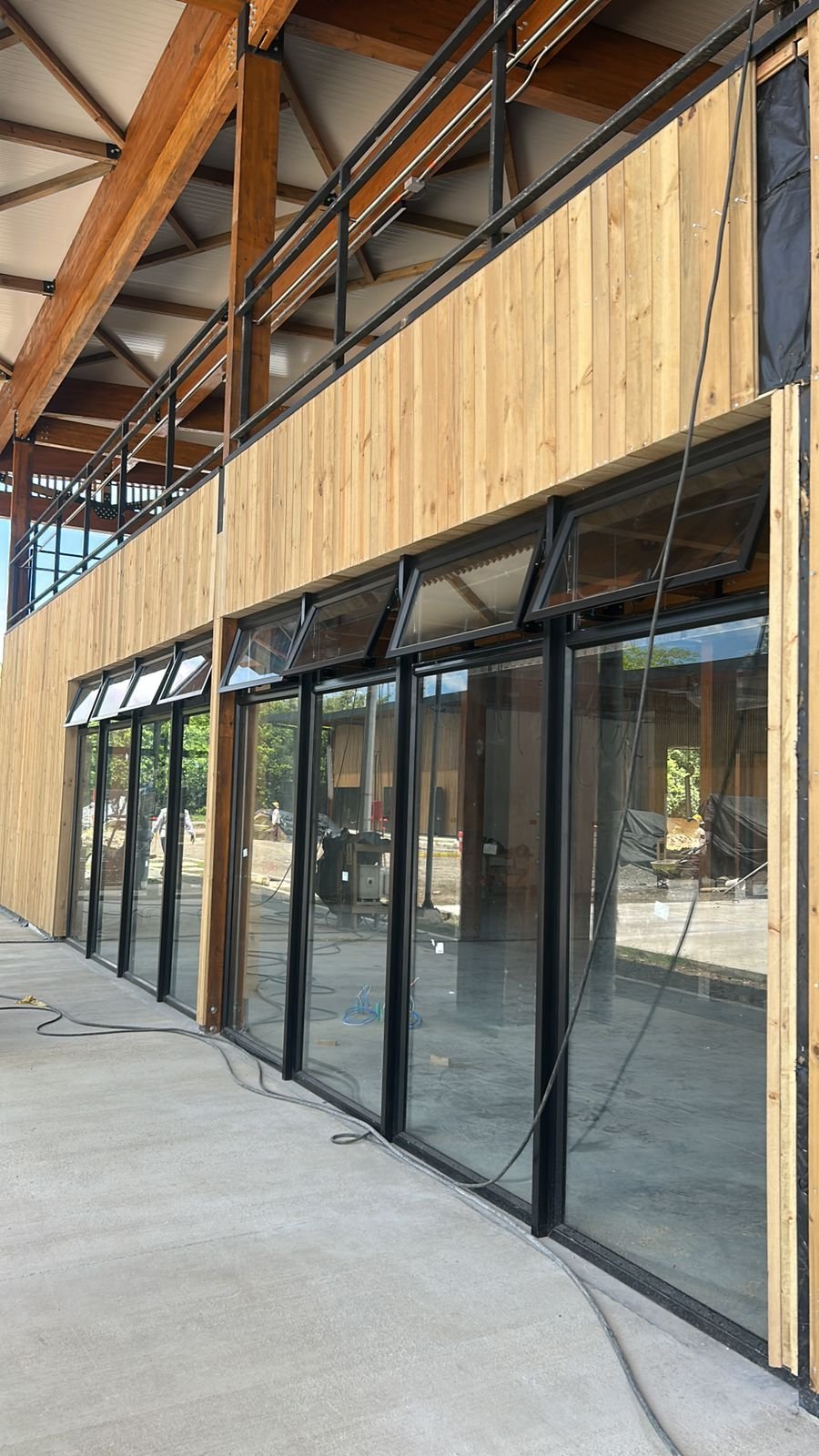 Ventanas Y Puertas Empresariales En Aluminio