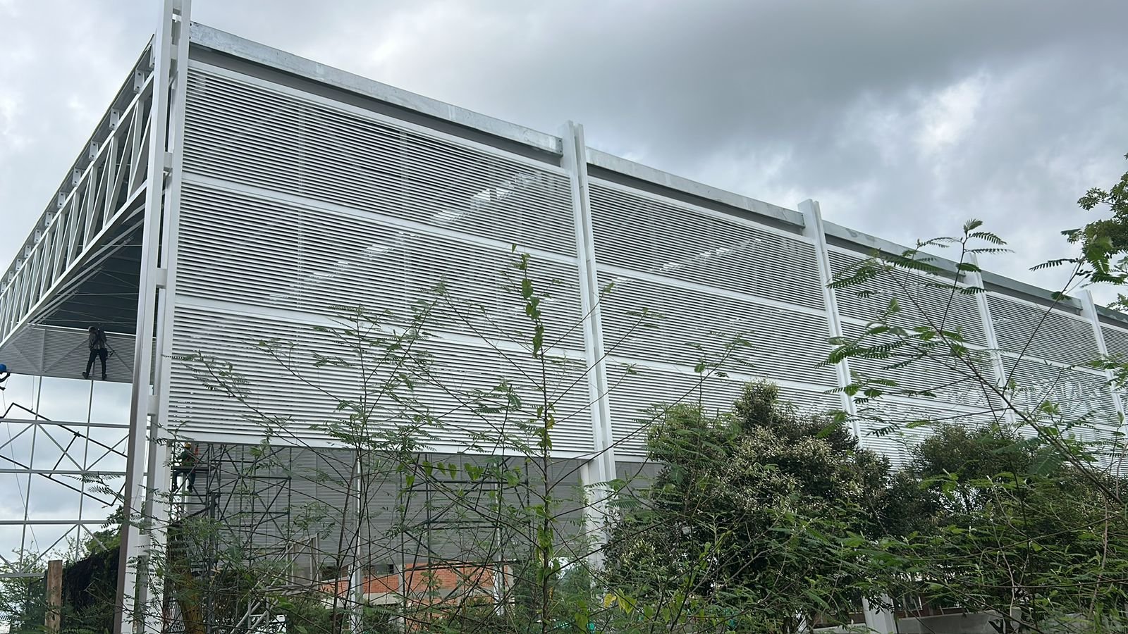 Obra De Cerramiento En Aluminio Blanco